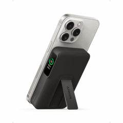 Anker® MagGo Power Bank (10,000mAh, 15W) - Anker MagGo Power Bank 10000mAh 15W 8211 in use